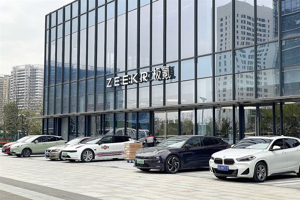 Дилерский центр ZEEKR в Китае, где выкупаются автомобили