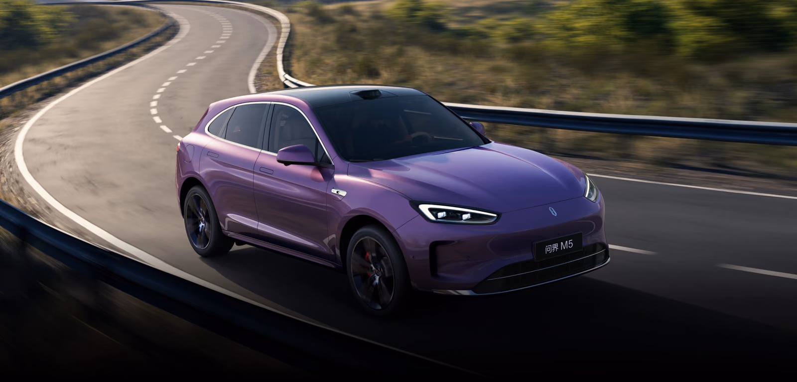 Фиолетовый AITO M5 на извилистой дороге