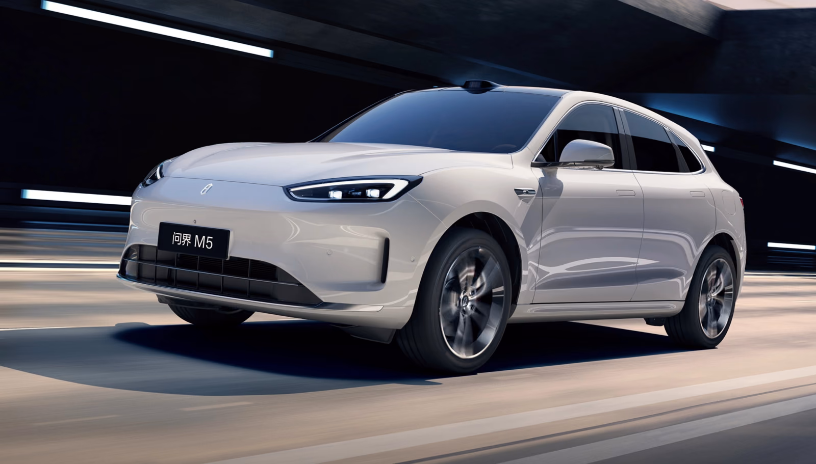 Белый AITO M5 на скоростной трассе