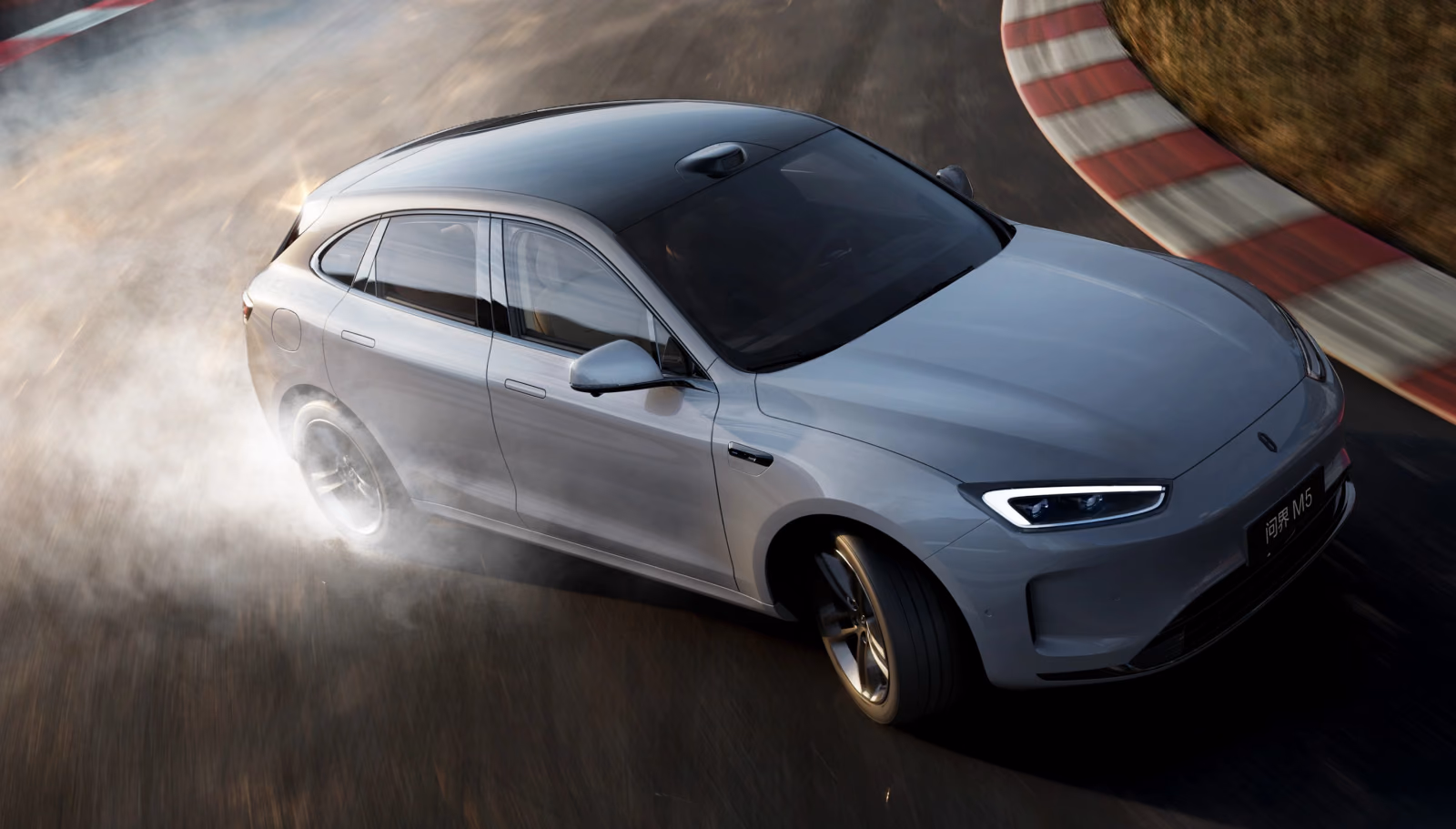 AITO M5 проходит поворот на испытательной трассе