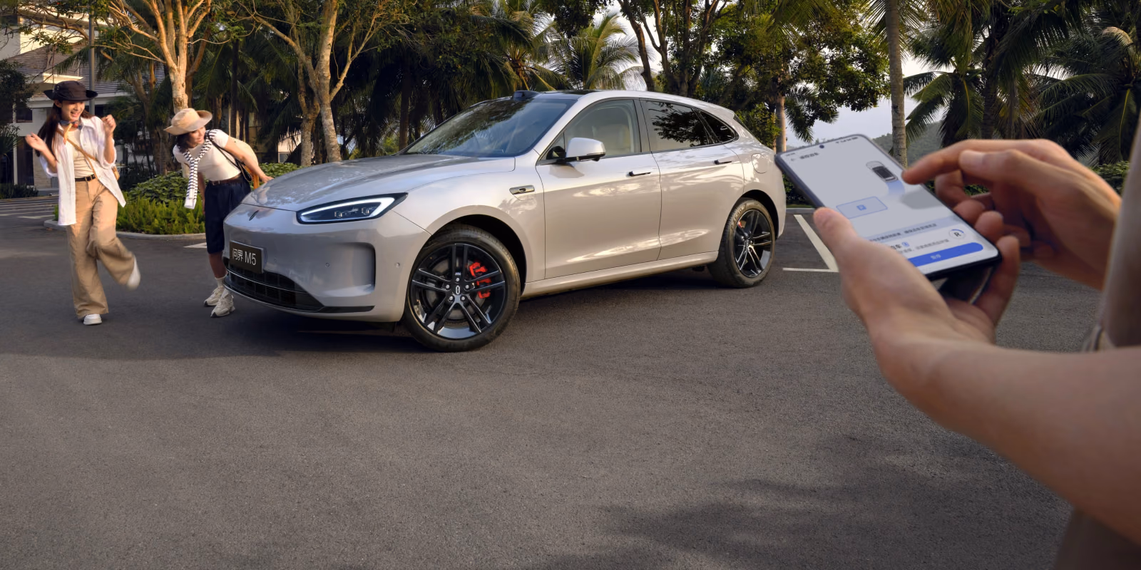 AITO M5 с системой автоматической парковки
