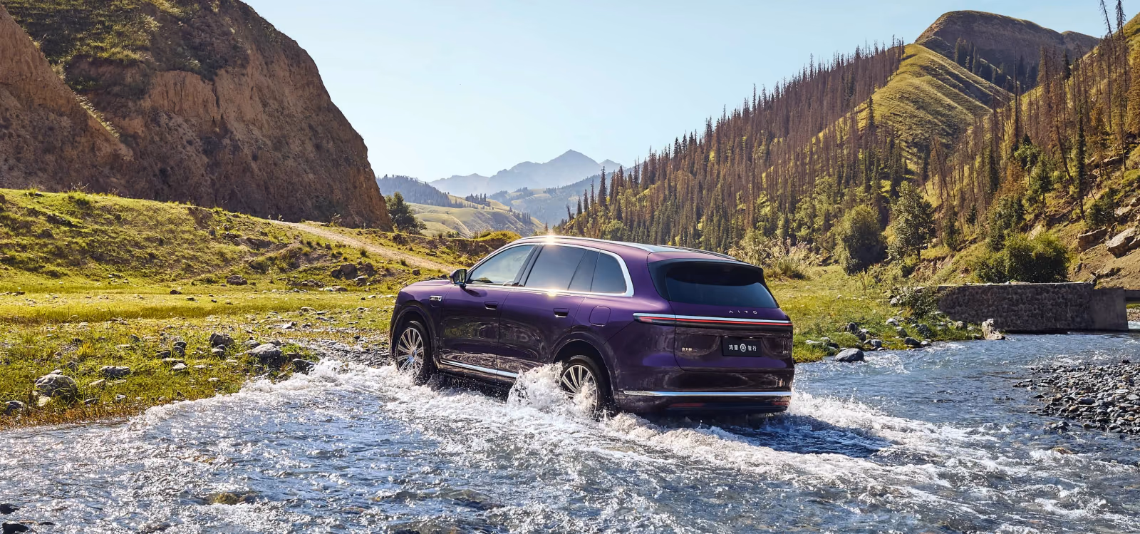 AITO M7 пересекает горный ручей