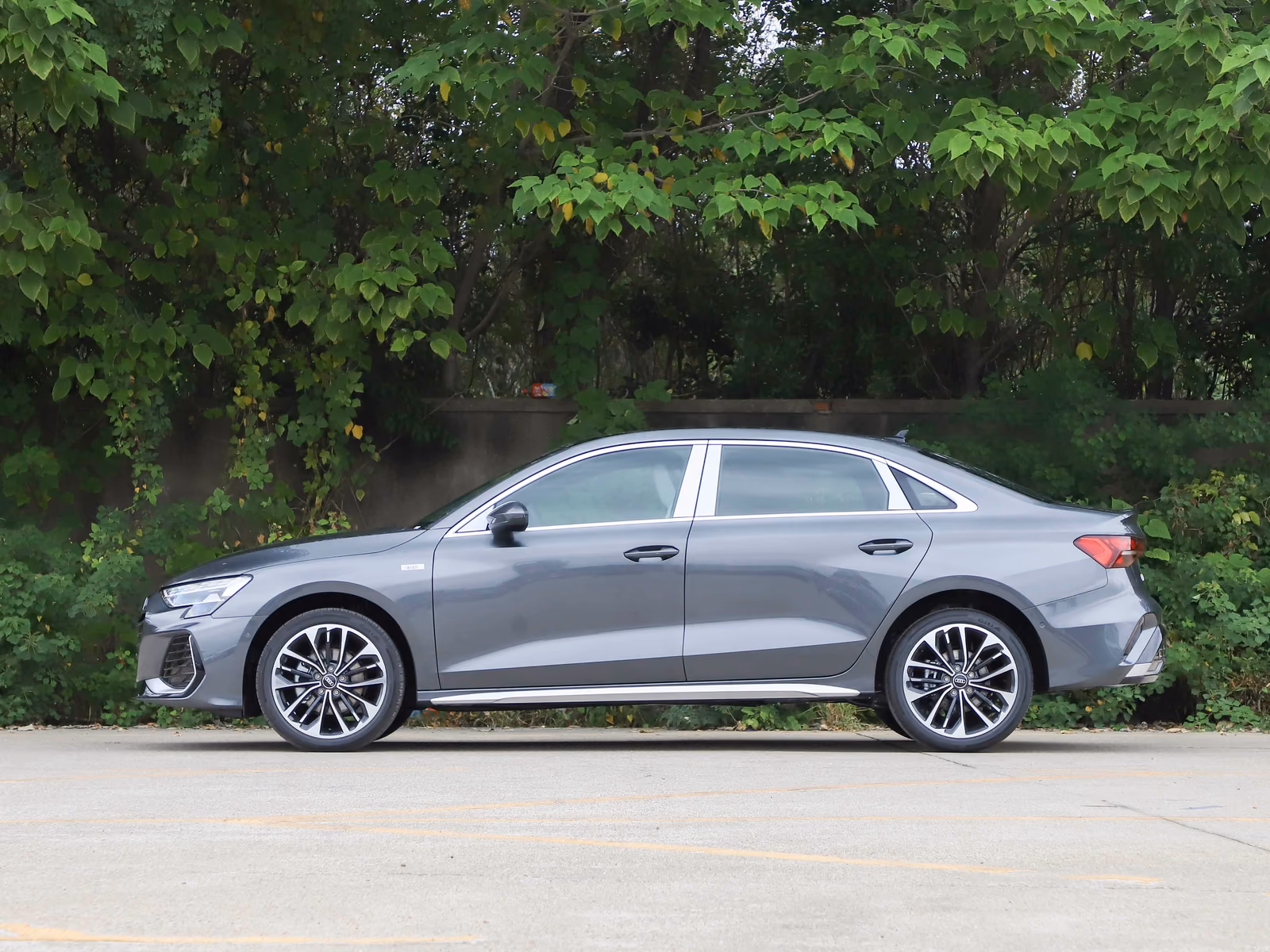 Audi A3L Limousine 35 TFSI — удлинённый кузов в профиль