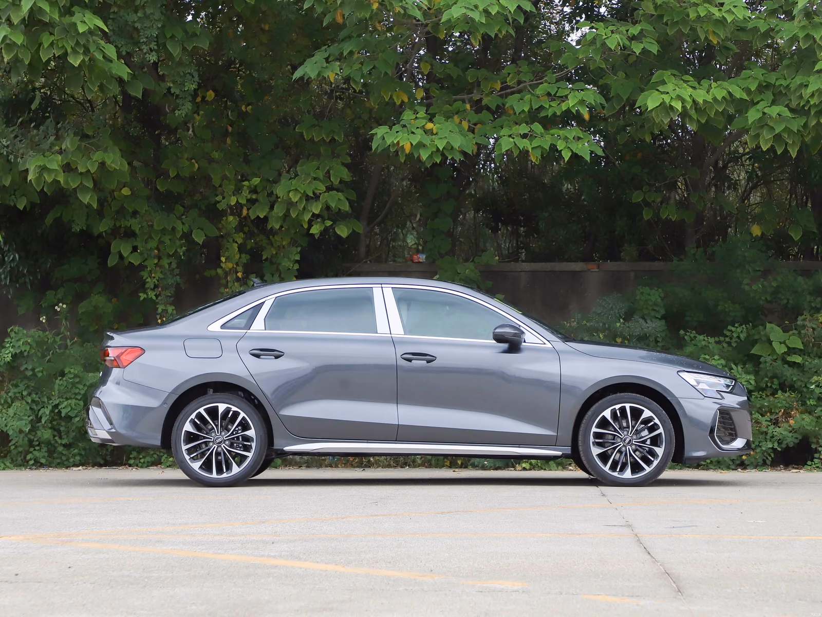Audi A3L Limousine 35 TFSI — противоположный профиль кузова