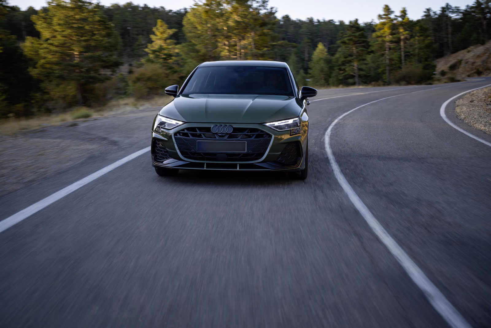 Audi A3 — фронтальный ракурс на серпантине