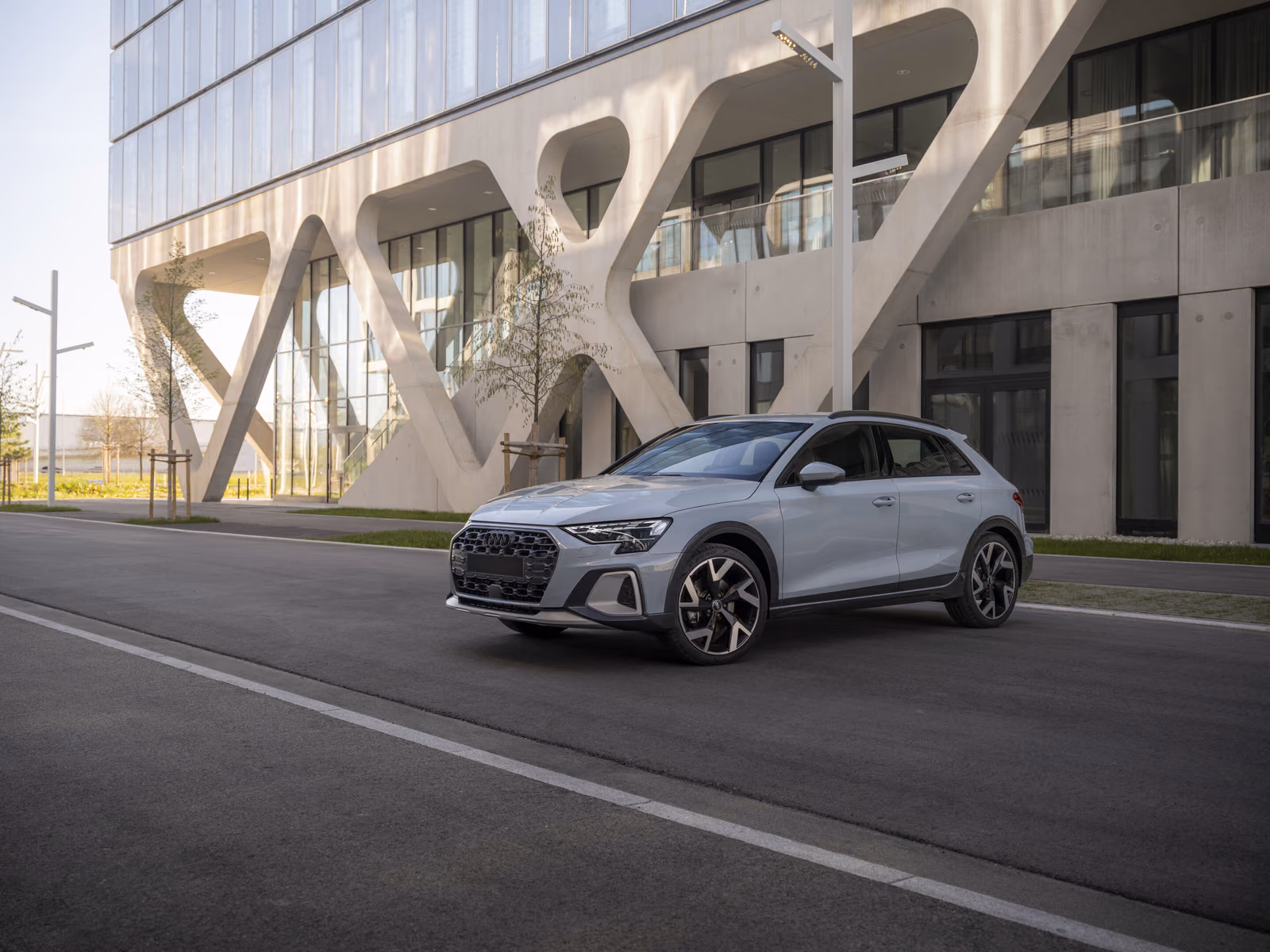 Audi A3 — серый кузов у современного здания