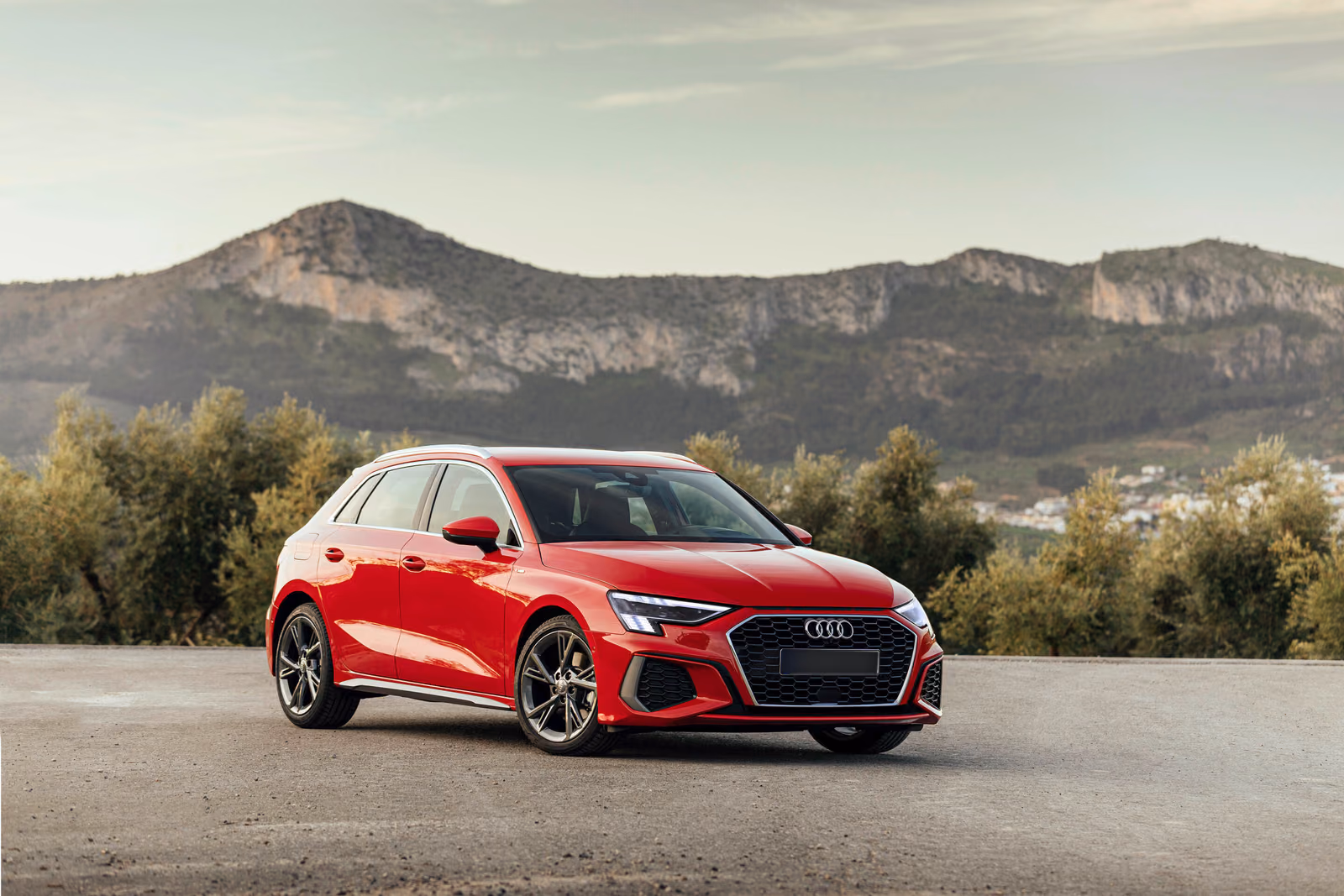 Audi A3 — красный кузов спереди в три четверти