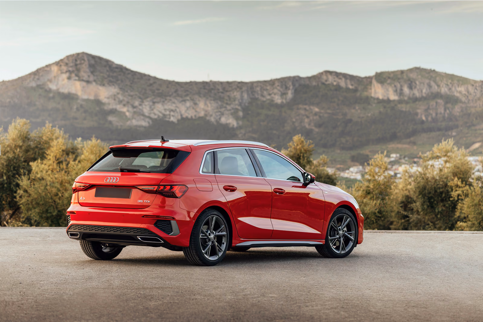 Audi A3 — красный кузов сзади в три четверти