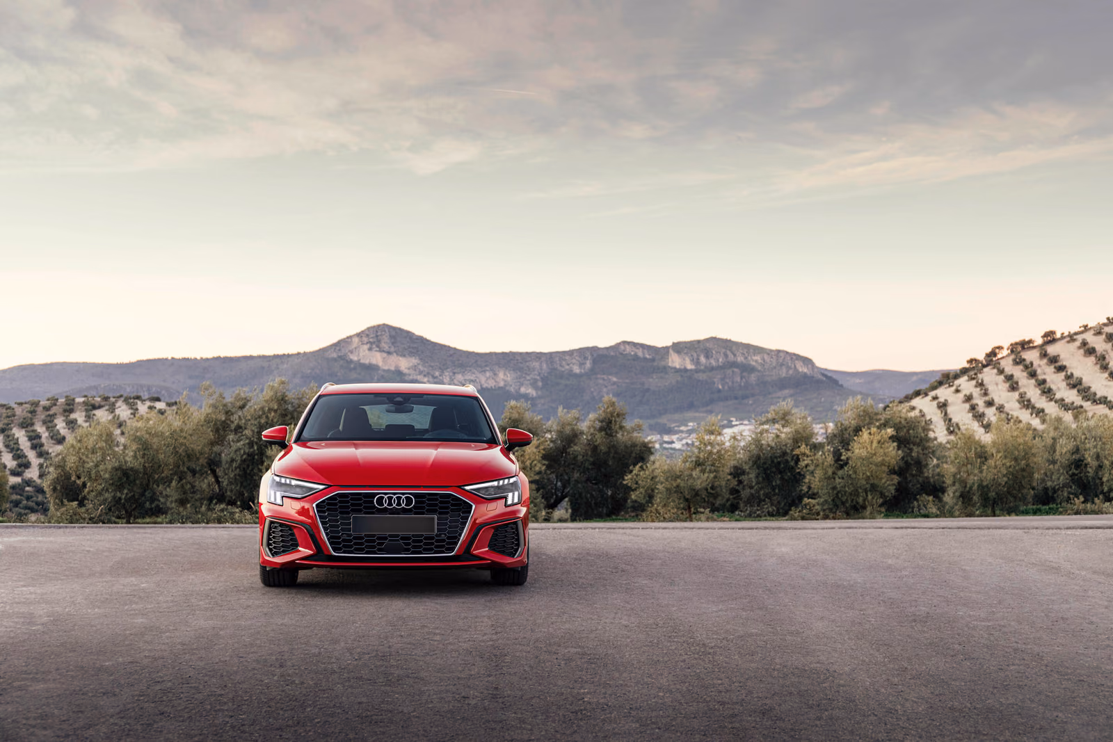 Audi A3 — красный кузов, вид строго спереди издалека