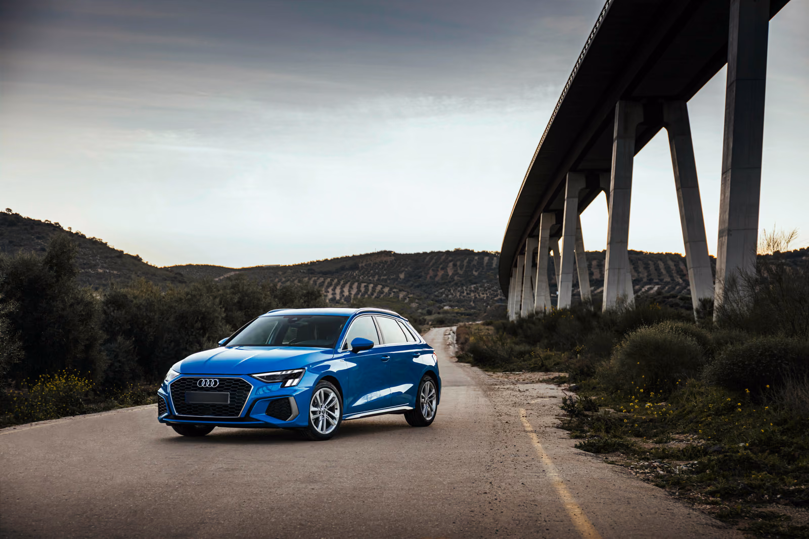 Audi A3 — голубой кузов у опор моста