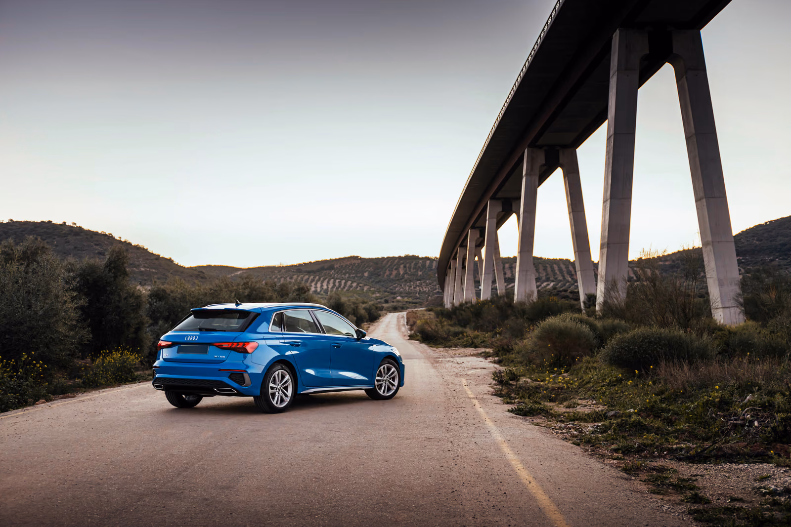 Audi A3 — голубой кузов сзади в три четверти под мостом