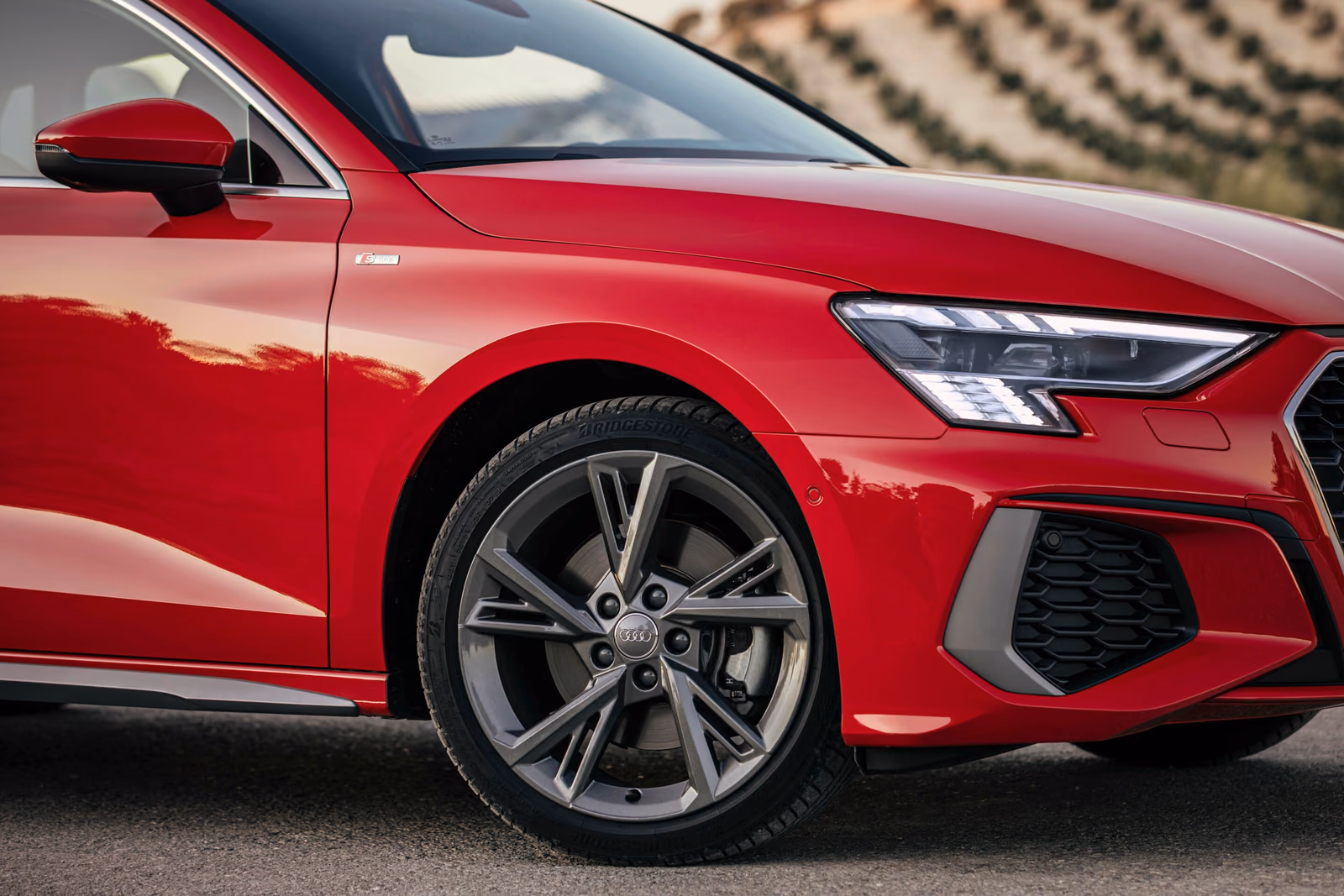 Audi A3 — колёсный диск и передняя часть красного кузова