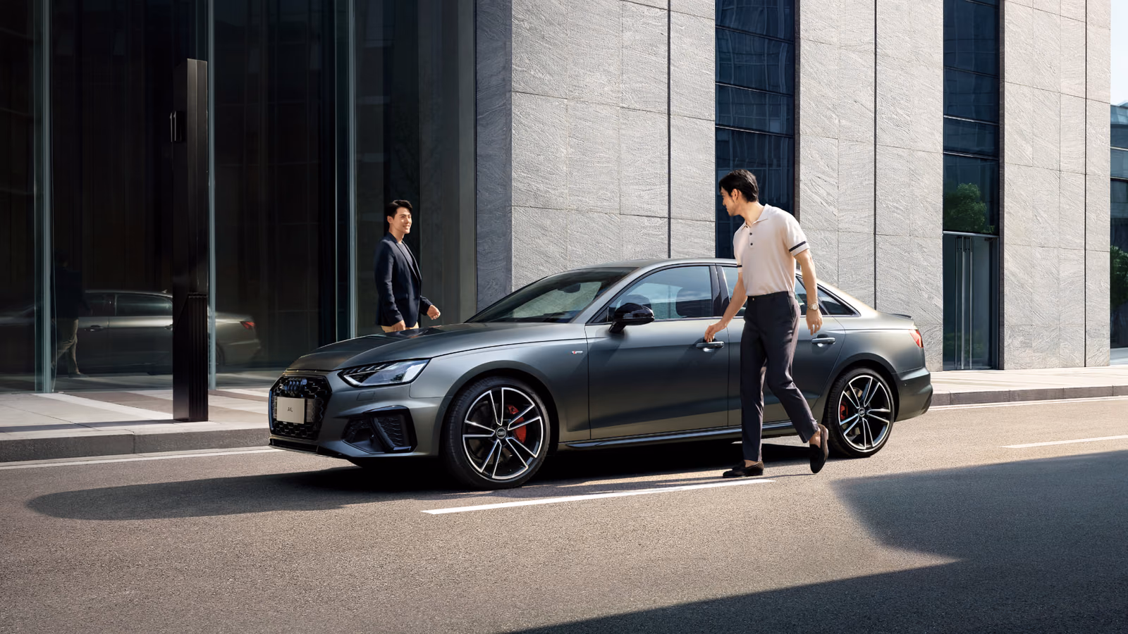 Audi A4L у современного здания