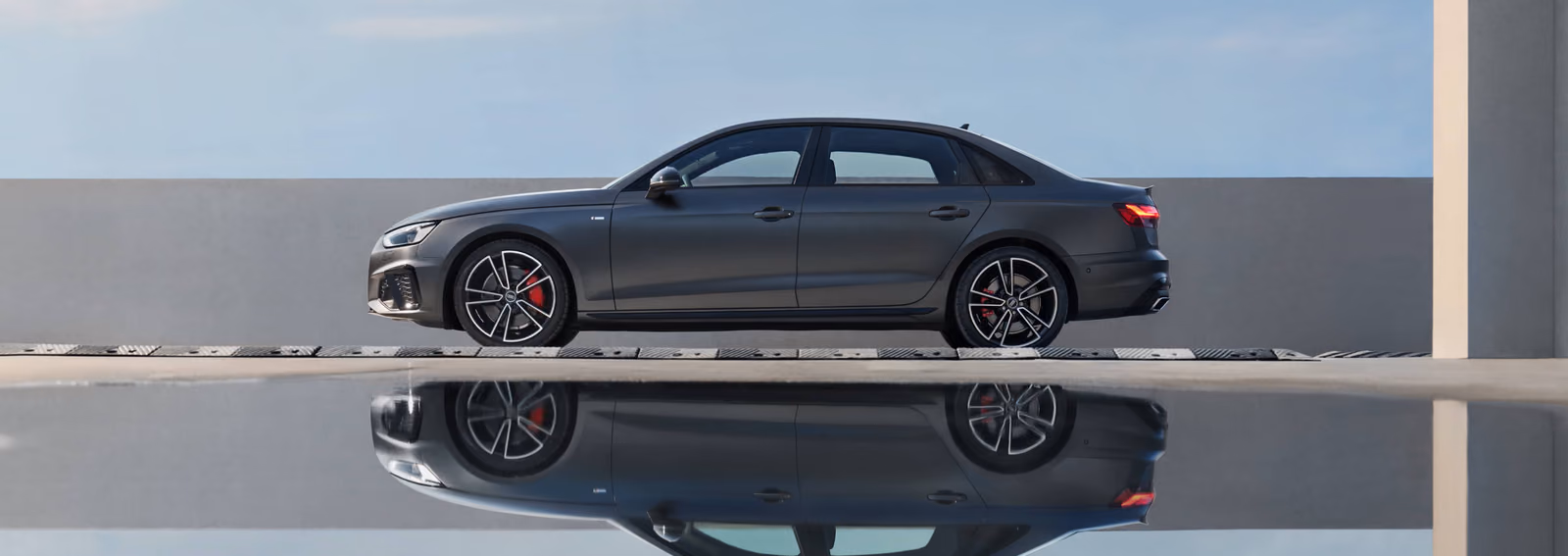 Audi A4L в профиль на светлой площадке
