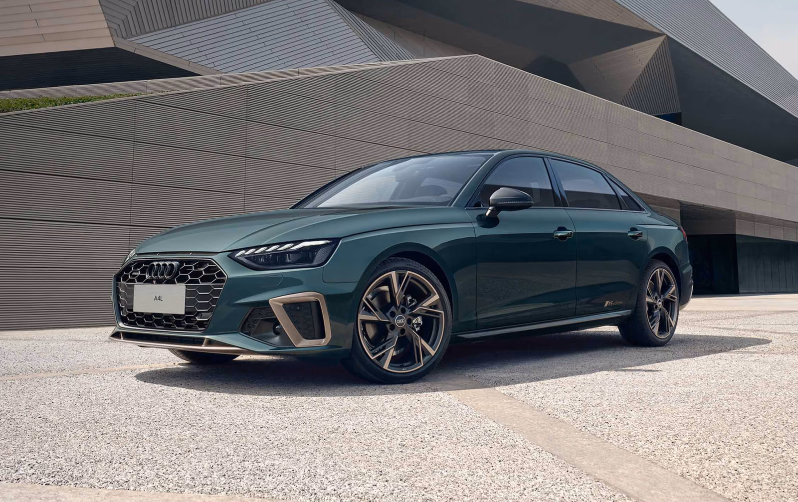 Зелёная Audi A4L в переднем ракурсе