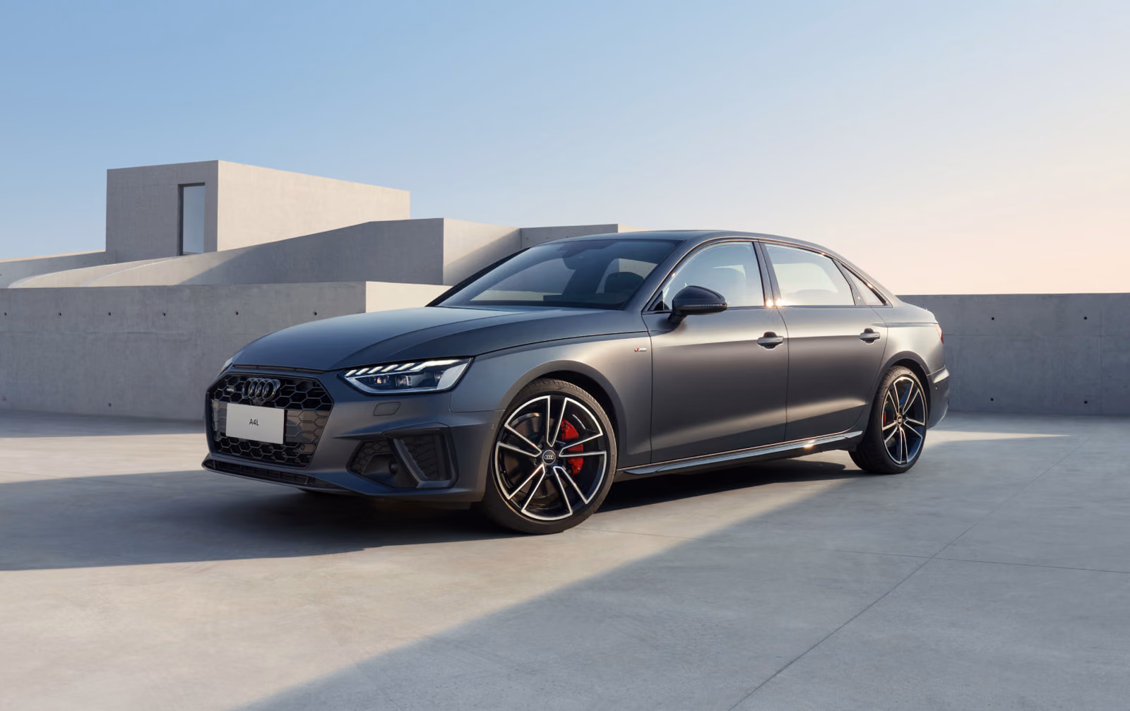 Тёмная Audi A4L спереди три четверти