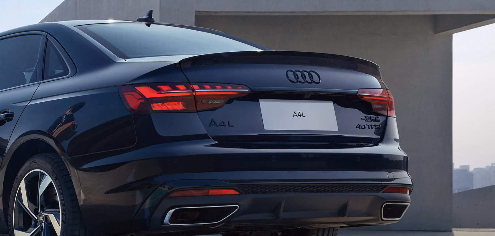 Задняя часть Audi A4L с динамическими фонарями
