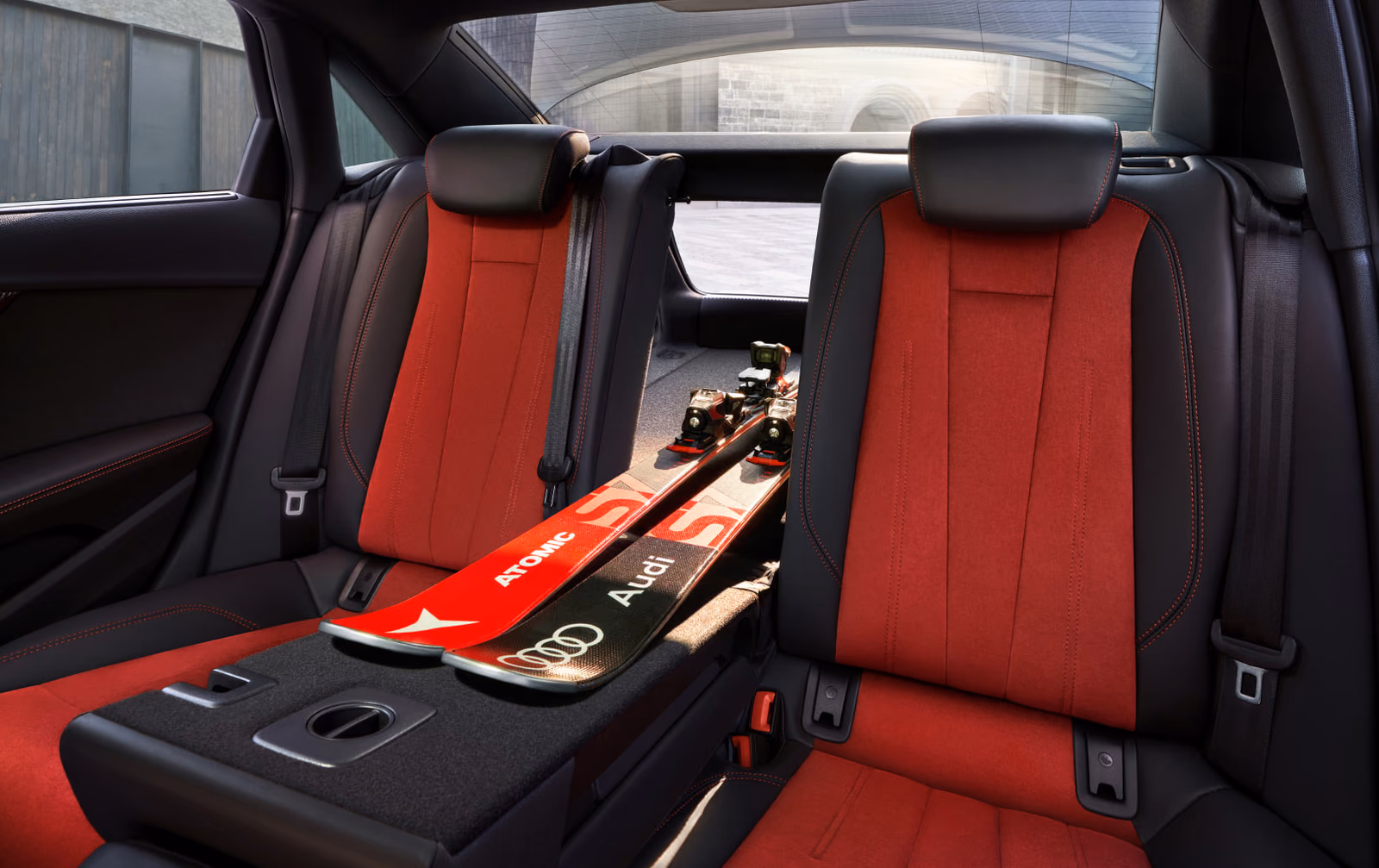 Красный задний ряд китайской Audi A4L