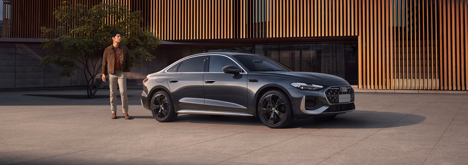 Новая Audi A5L FAW в профиль у современного здания