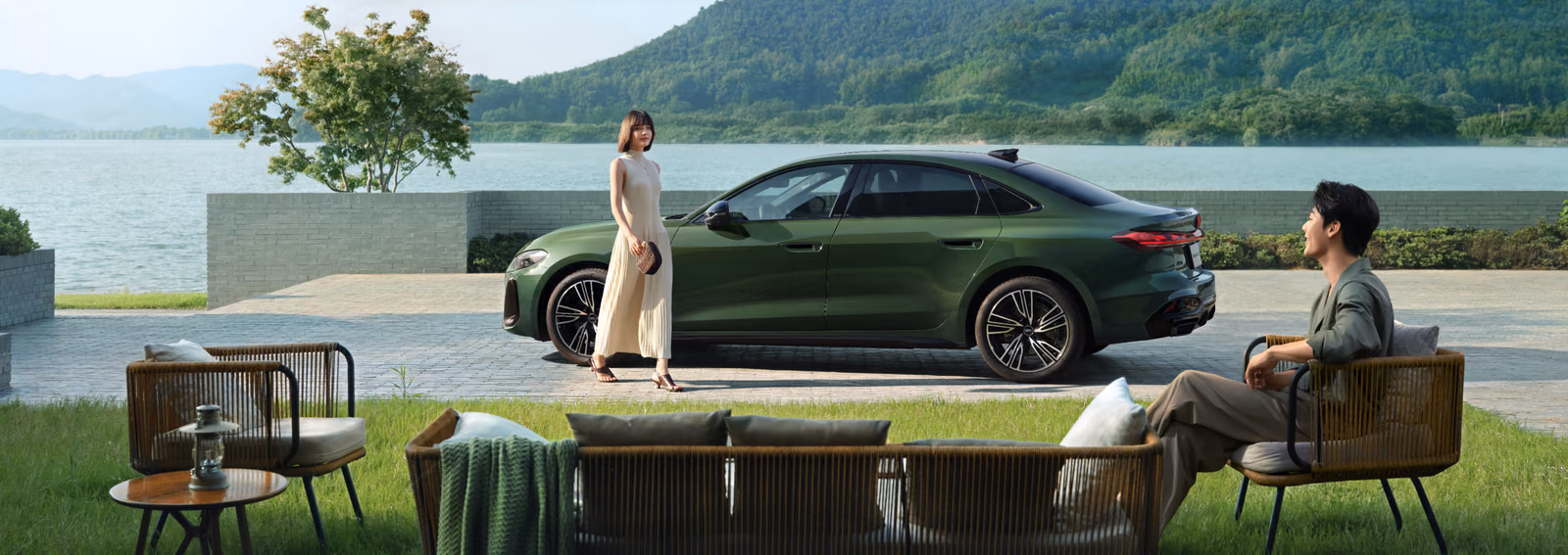 Зелёная Audi A5L у озера
