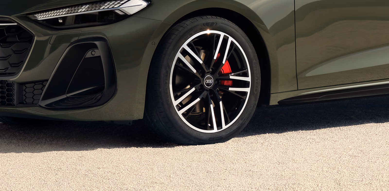 Колесо и тормозной механизм Audi A5L крупным планом