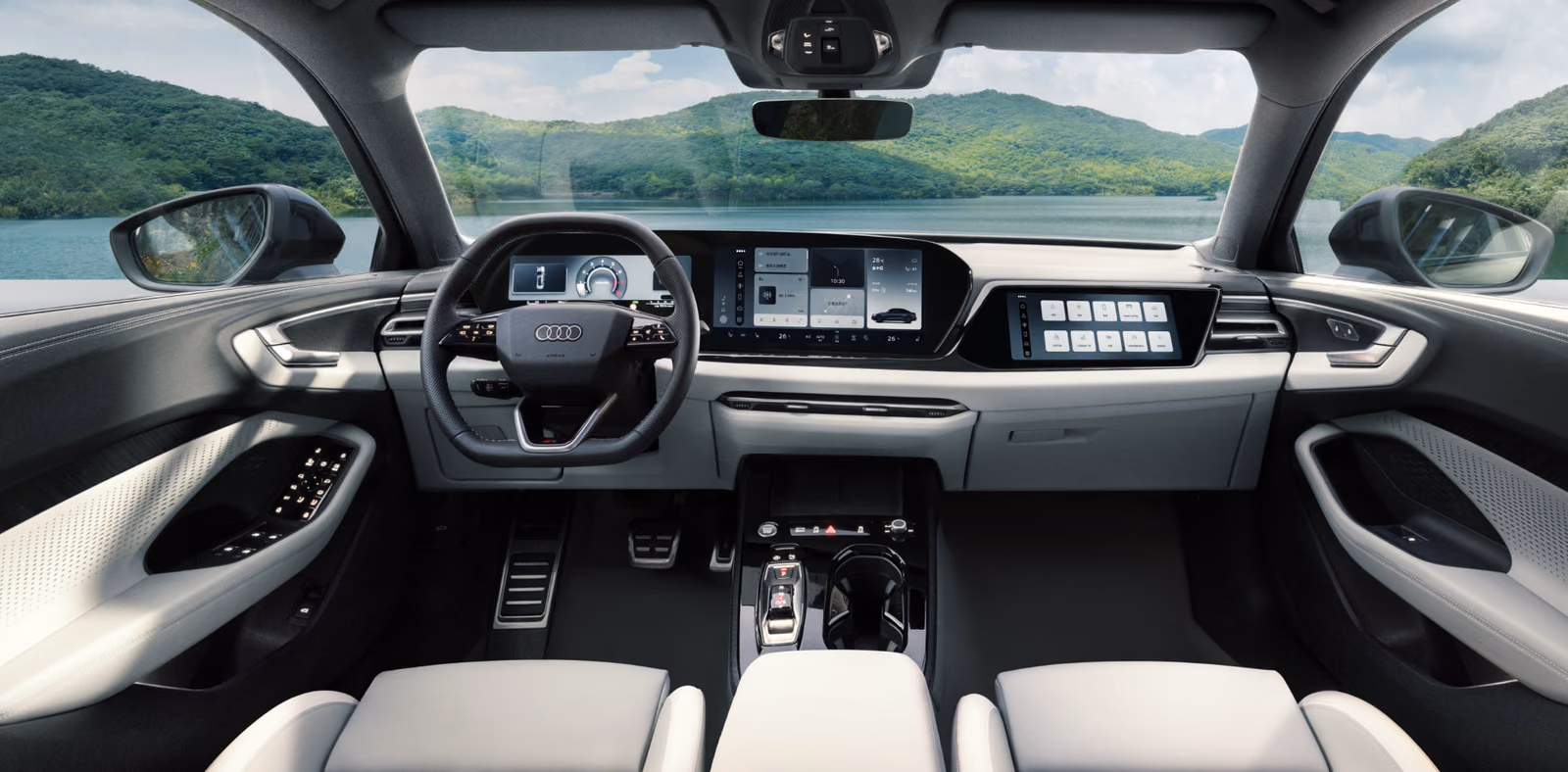 Передняя панель салона Audi A5L с цифровыми экранами