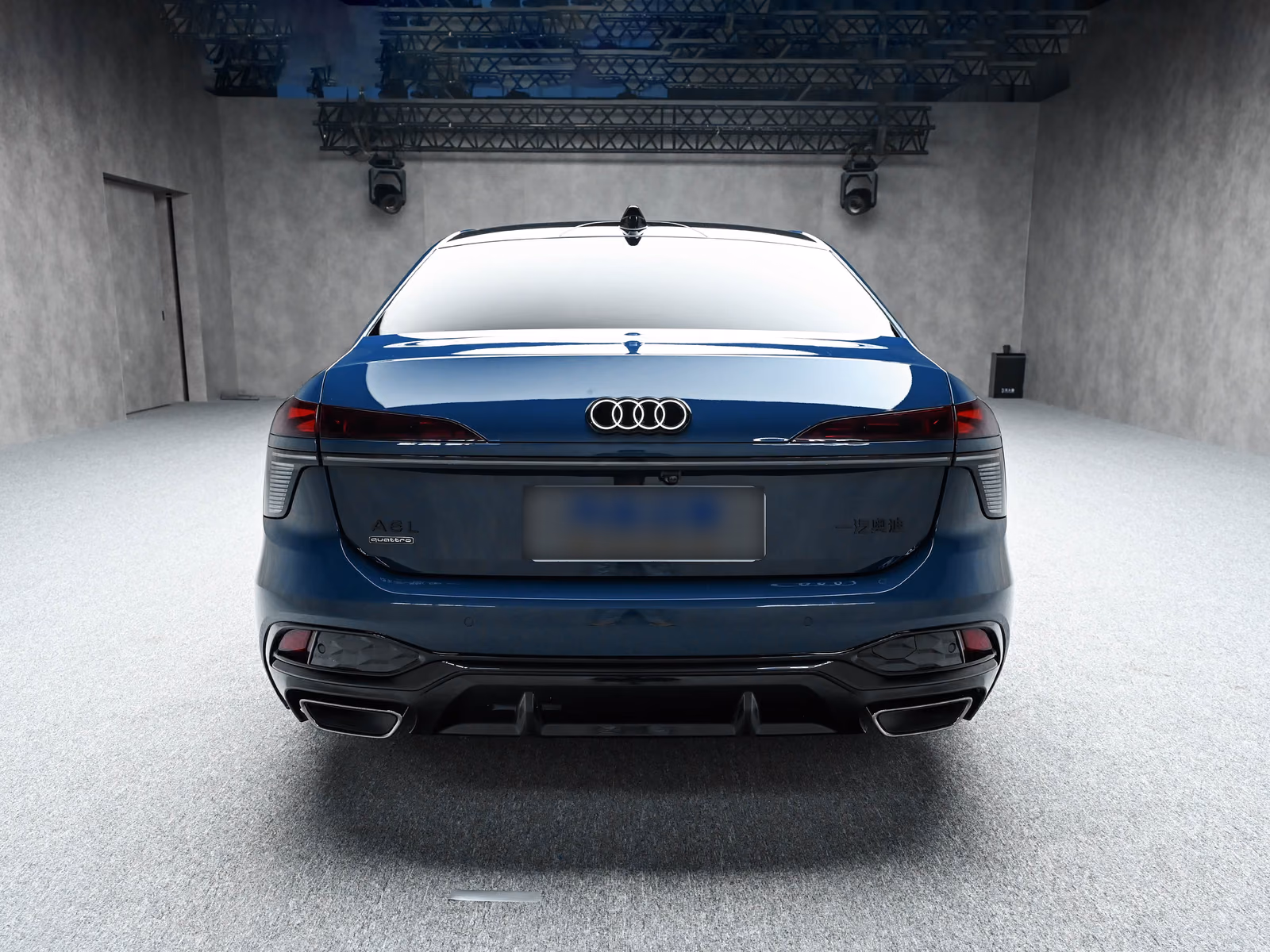 Audi A6L 3.0T quattro — вид строго сзади
