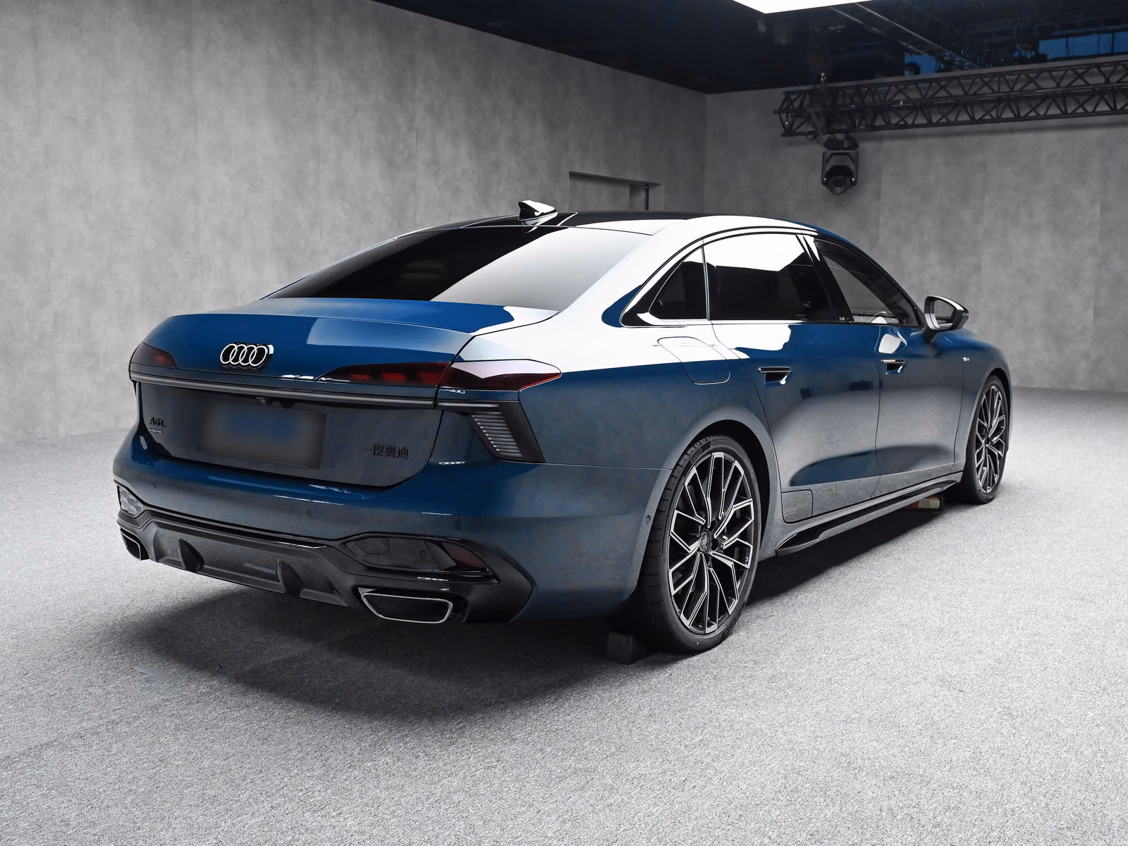 Audi A6L 3.0T quattro — задняя часть с противоположной стороны