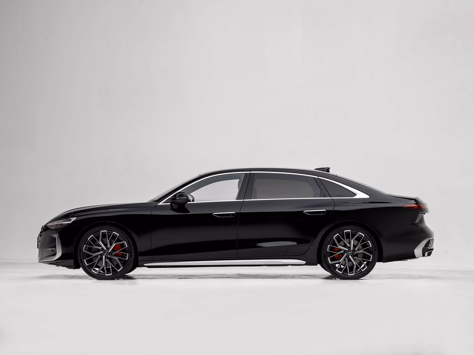 Audi A6L 3.0T quattro — чёрный кузов в профиль