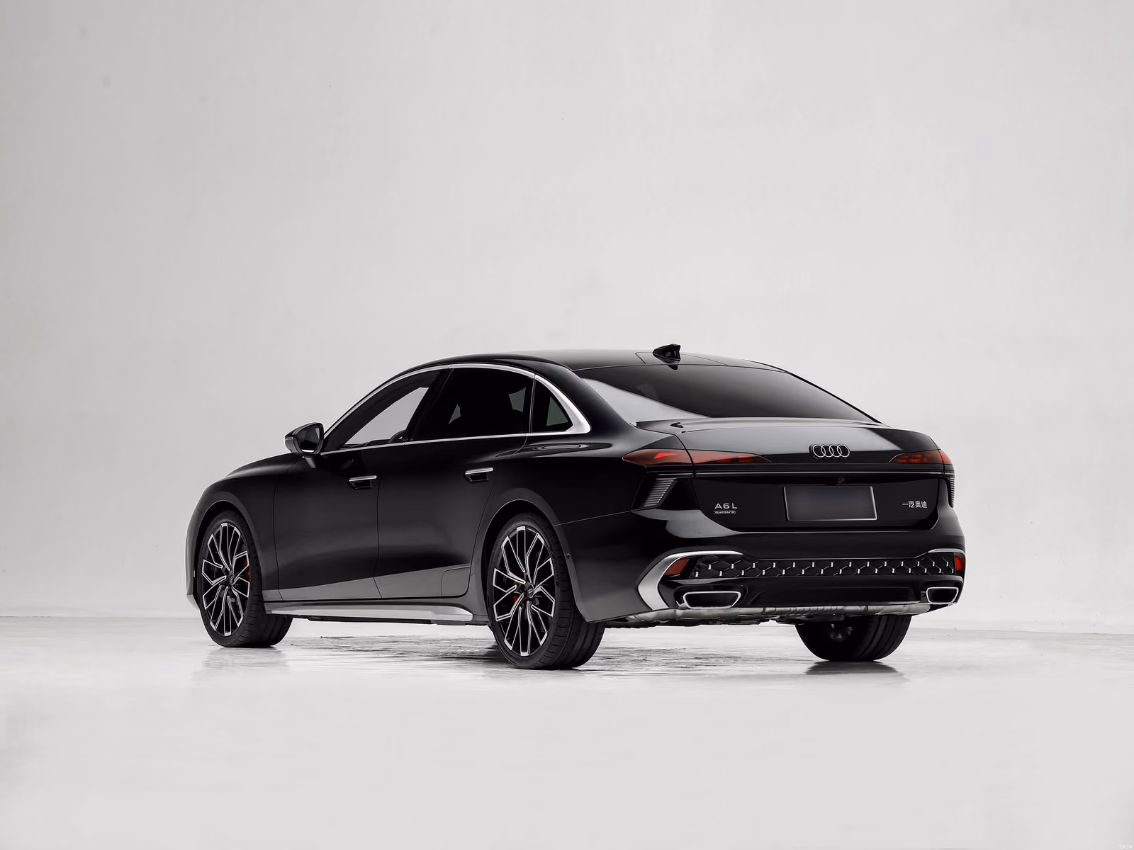 Audi A6L 3.0T quattro — чёрный кузов сзади в три четверти