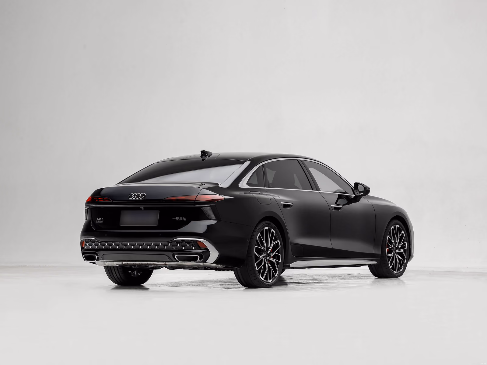 Audi A6L 3.0T quattro — противоположный задний ракурс