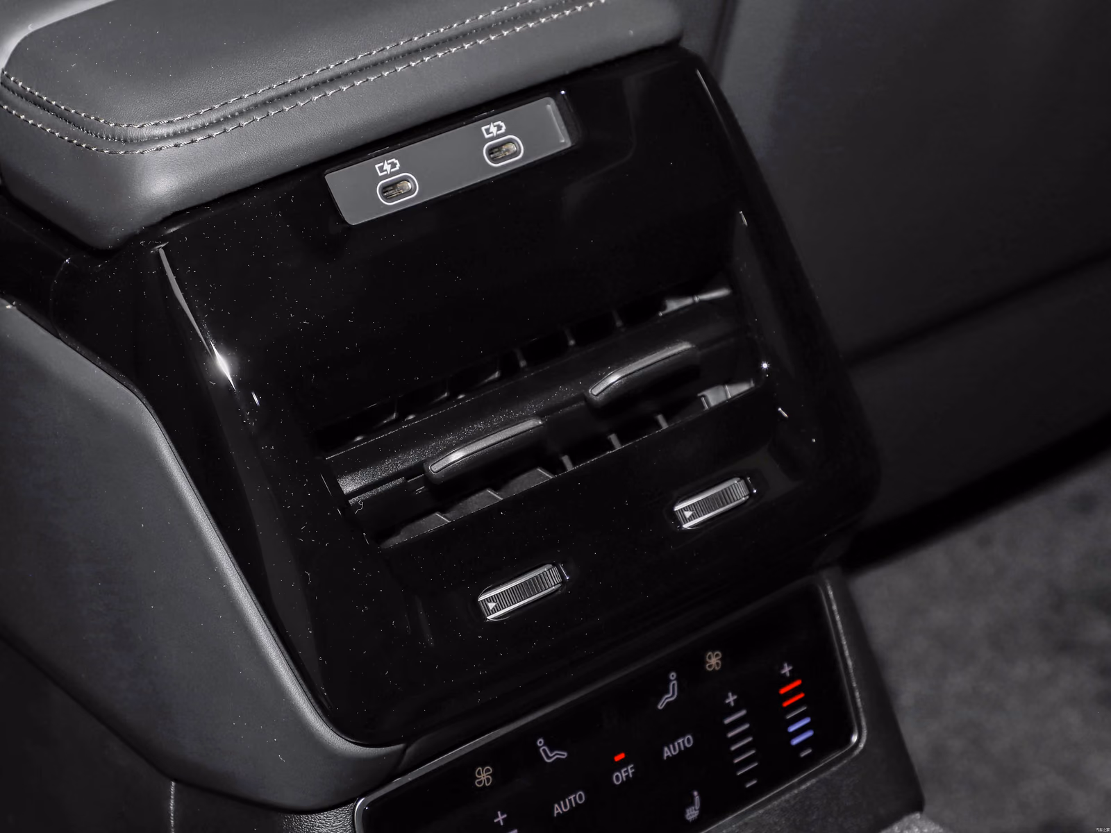 Подлокотник второго ряда Audi A6