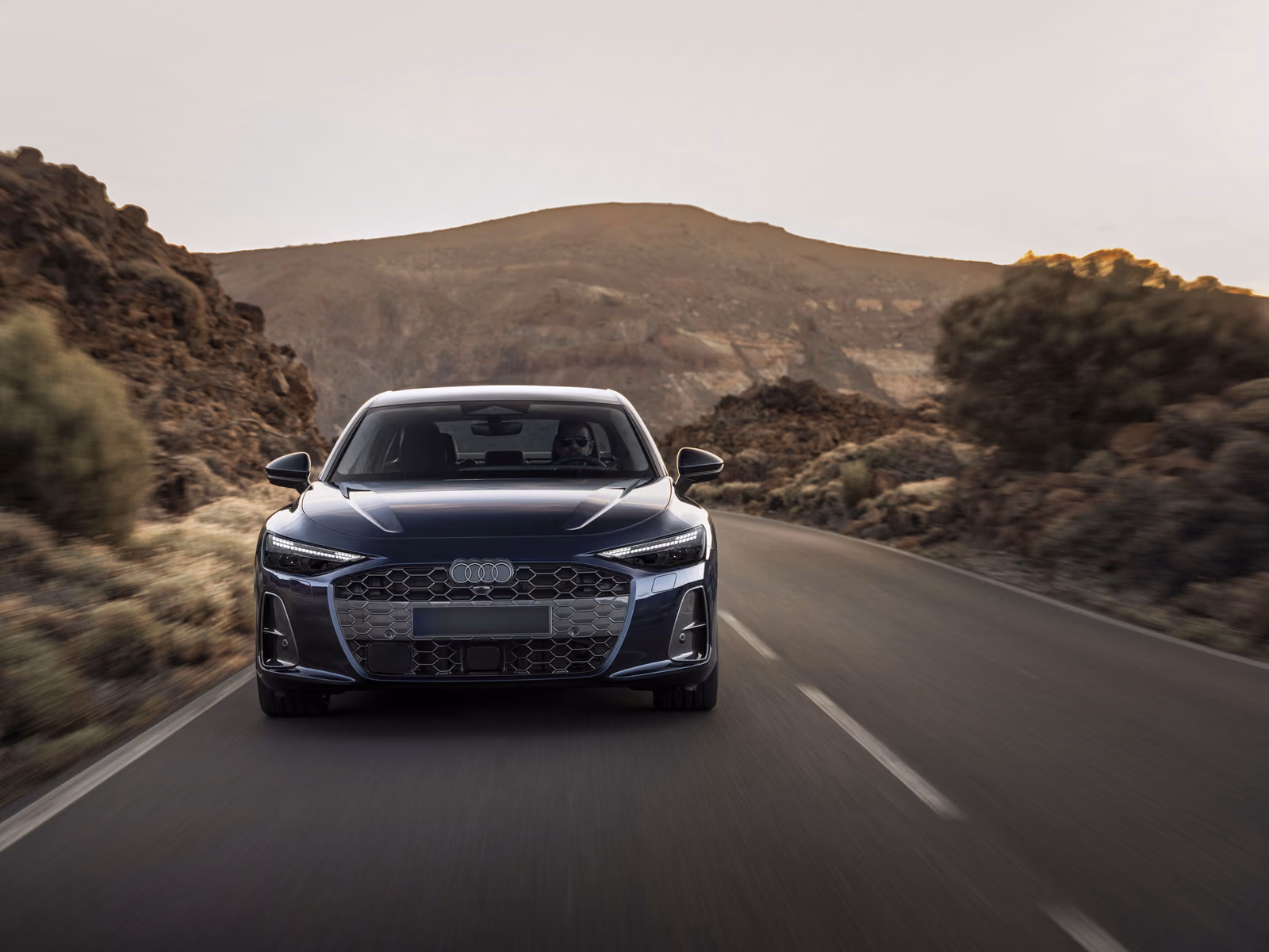 Audi A6L 3.0T quattro — синий кузов спереди в три четверти