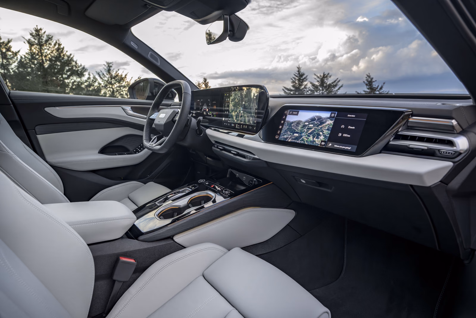 Audi A6 — салон со стороны пассажира, экран и консоль