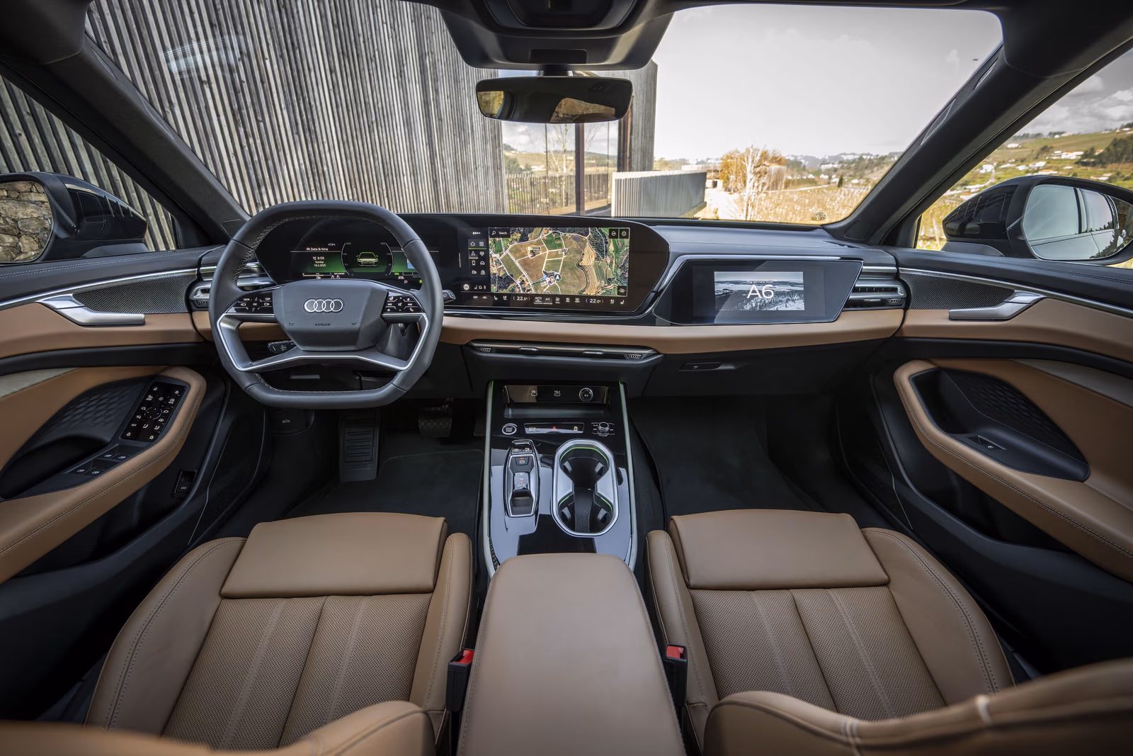 Audi A6 — передняя панель с тремя экранами и коричневой отделкой