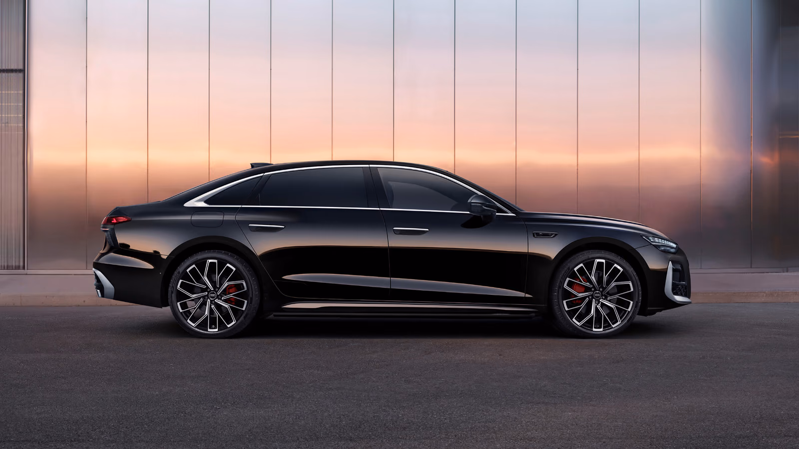 Чёрная Audi A6L 2026 в профиль