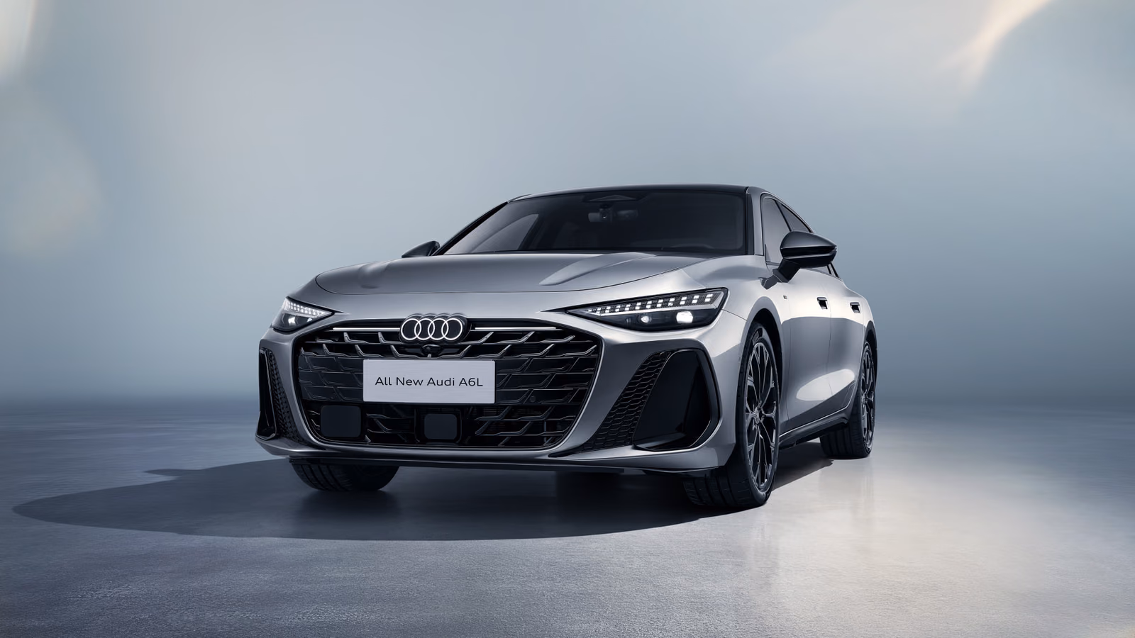 Новая Audi A6L в спортивном исполнении спереди