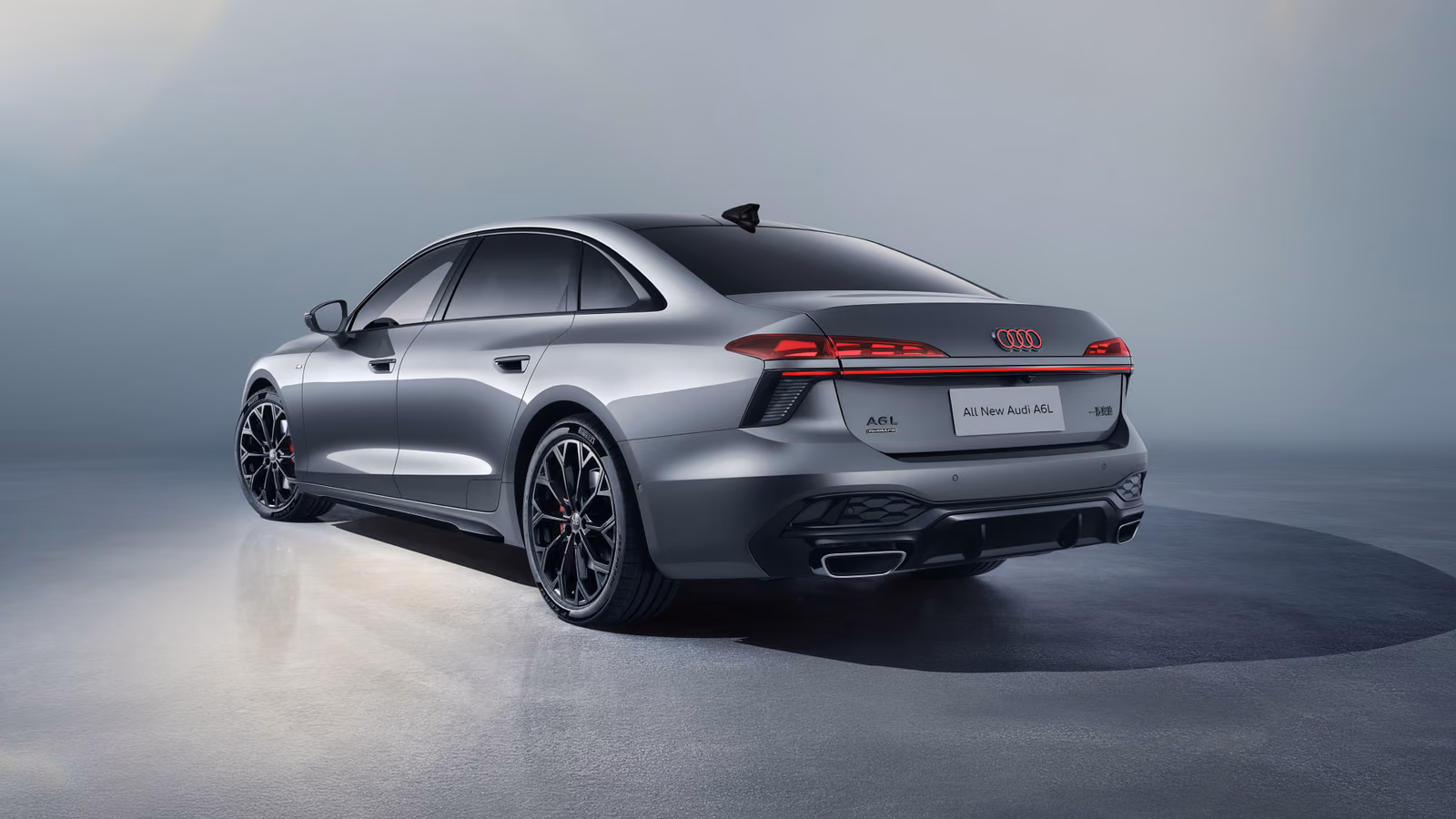 Серебристая Audi A6L 2026, вид сзади в три четверти