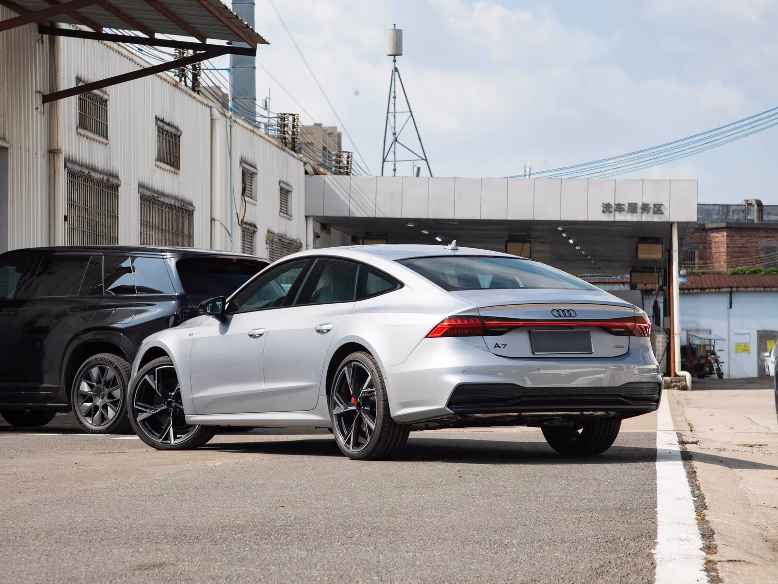 Audi A7 Sportback — серебристый кузов сзади в три четверти