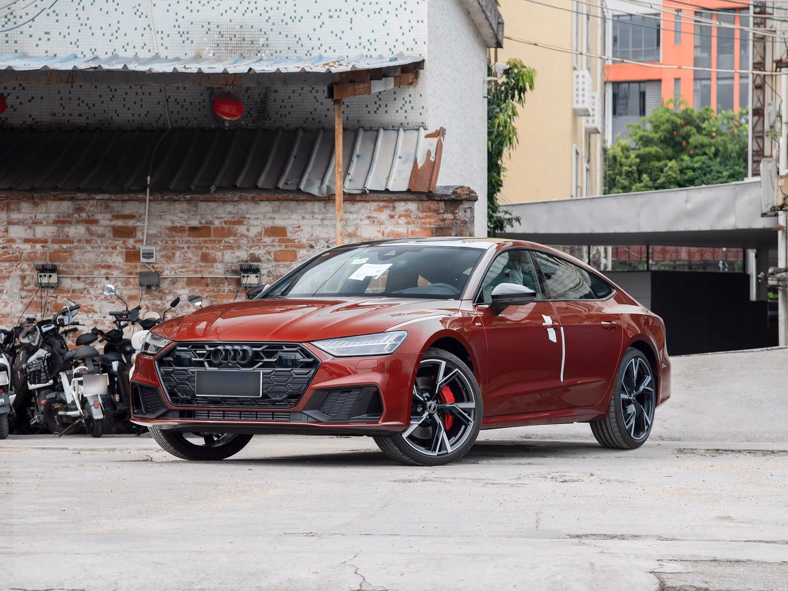 Audi A7 Sportback — красный кузов спереди в три четверти