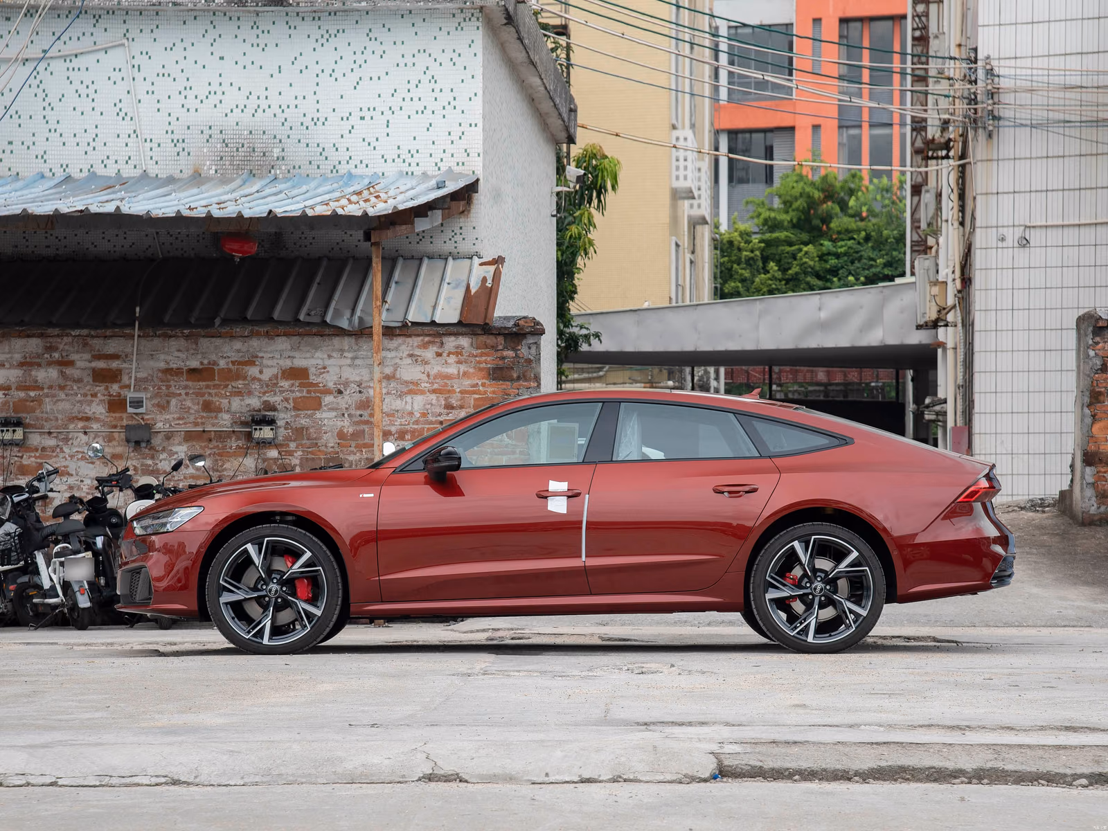 Audi A7 Sportback — красный кузов в профиль