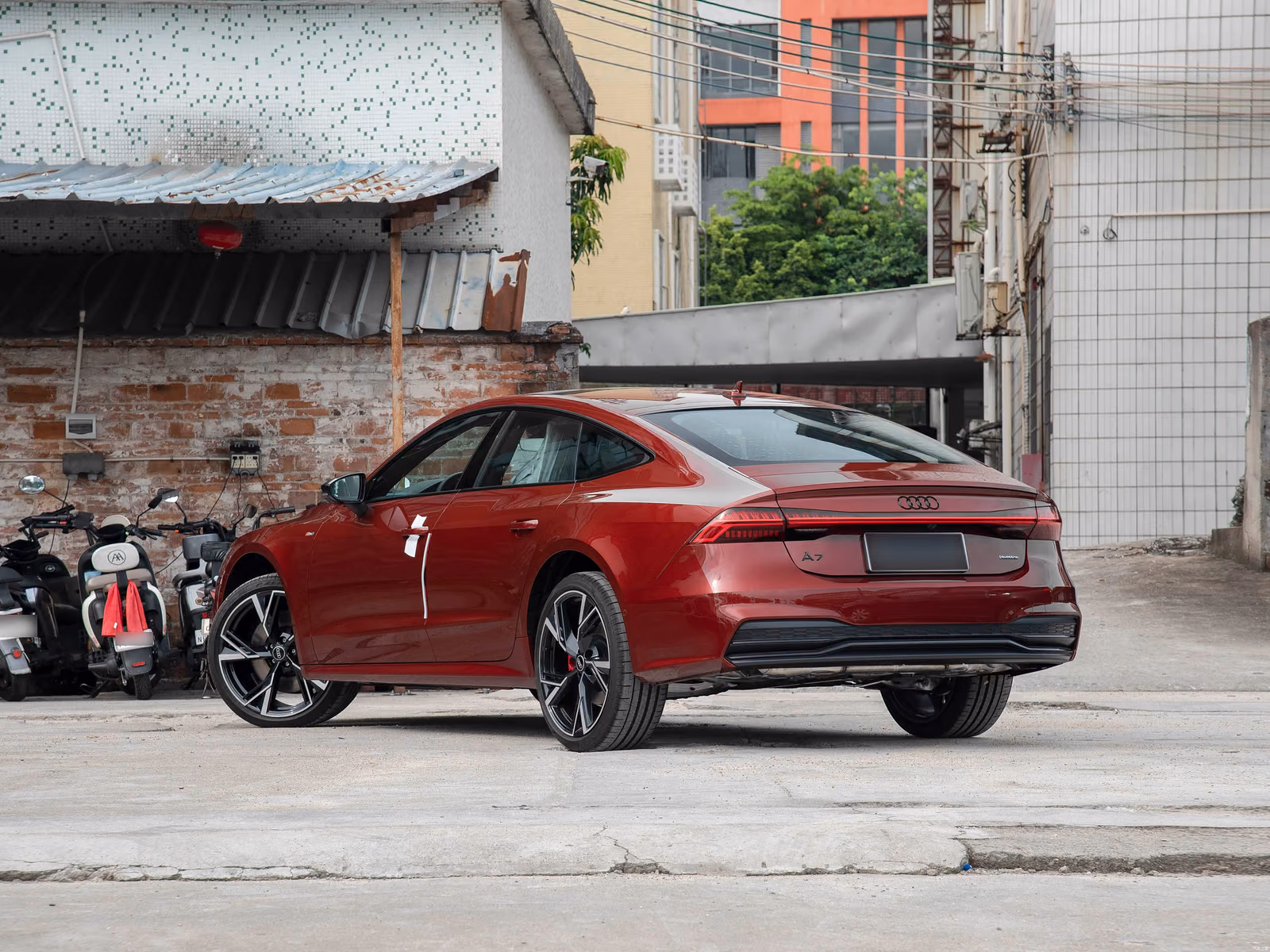 Audi A7 Sportback — красный кузов сзади в три четверти