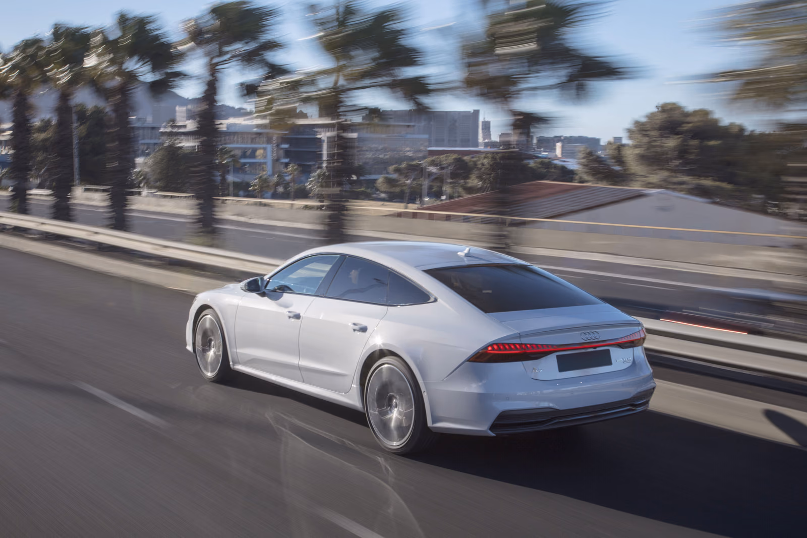 Audi A7 Sportback — вид сзади в движении среди пальм