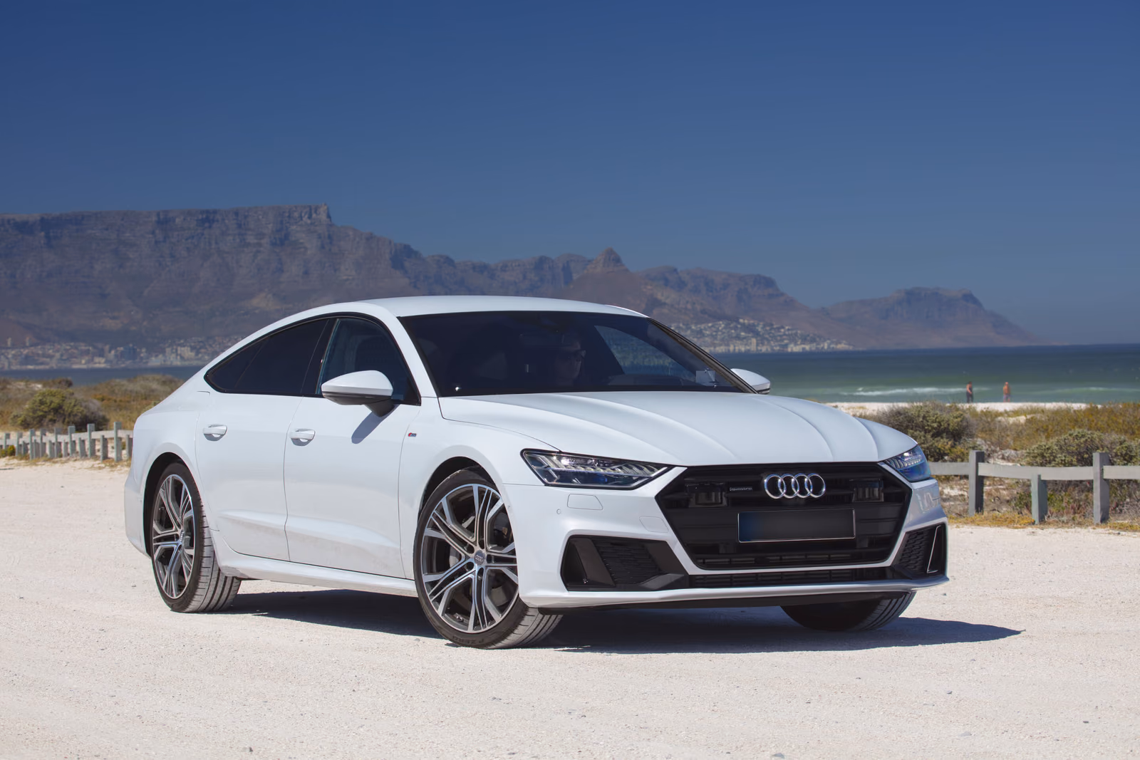 Audi A7 Sportback — белый кузов спереди в три четверти у моря