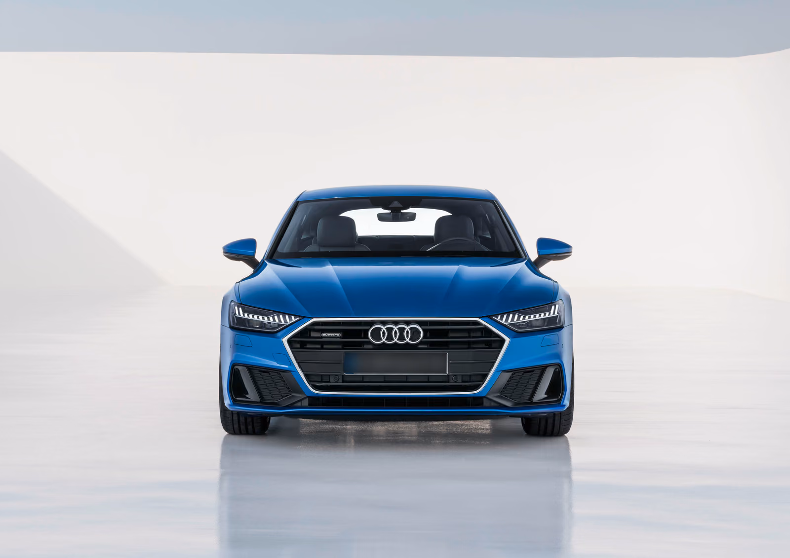 Audi A7 Sportback — вид строго спереди в светлой студии
