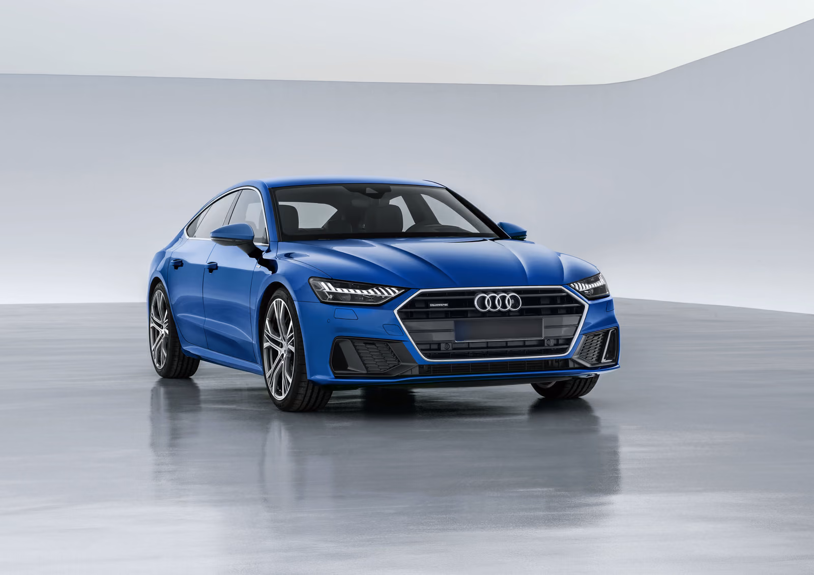 Audi A7 Sportback — синий кузов спереди в три четверти в студии