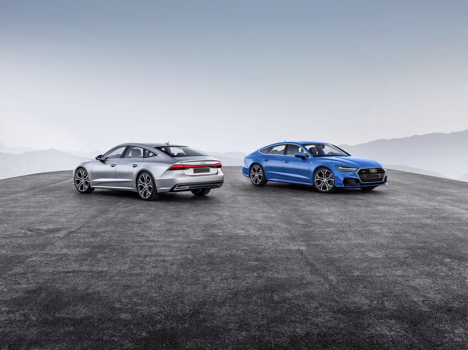 Audi A7 Sportback — два лифтбека в тёмной студии
