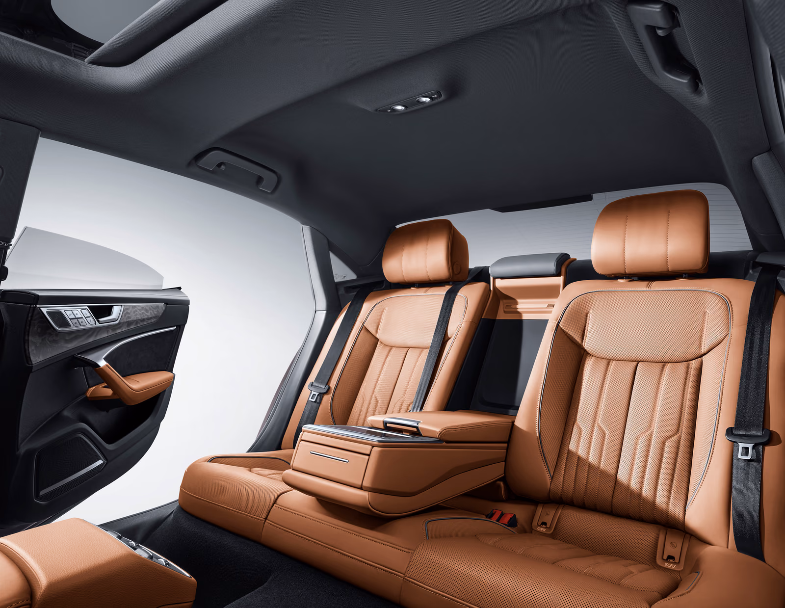 Комфортные задние кресла Audi A7L с центральным подлокотником
