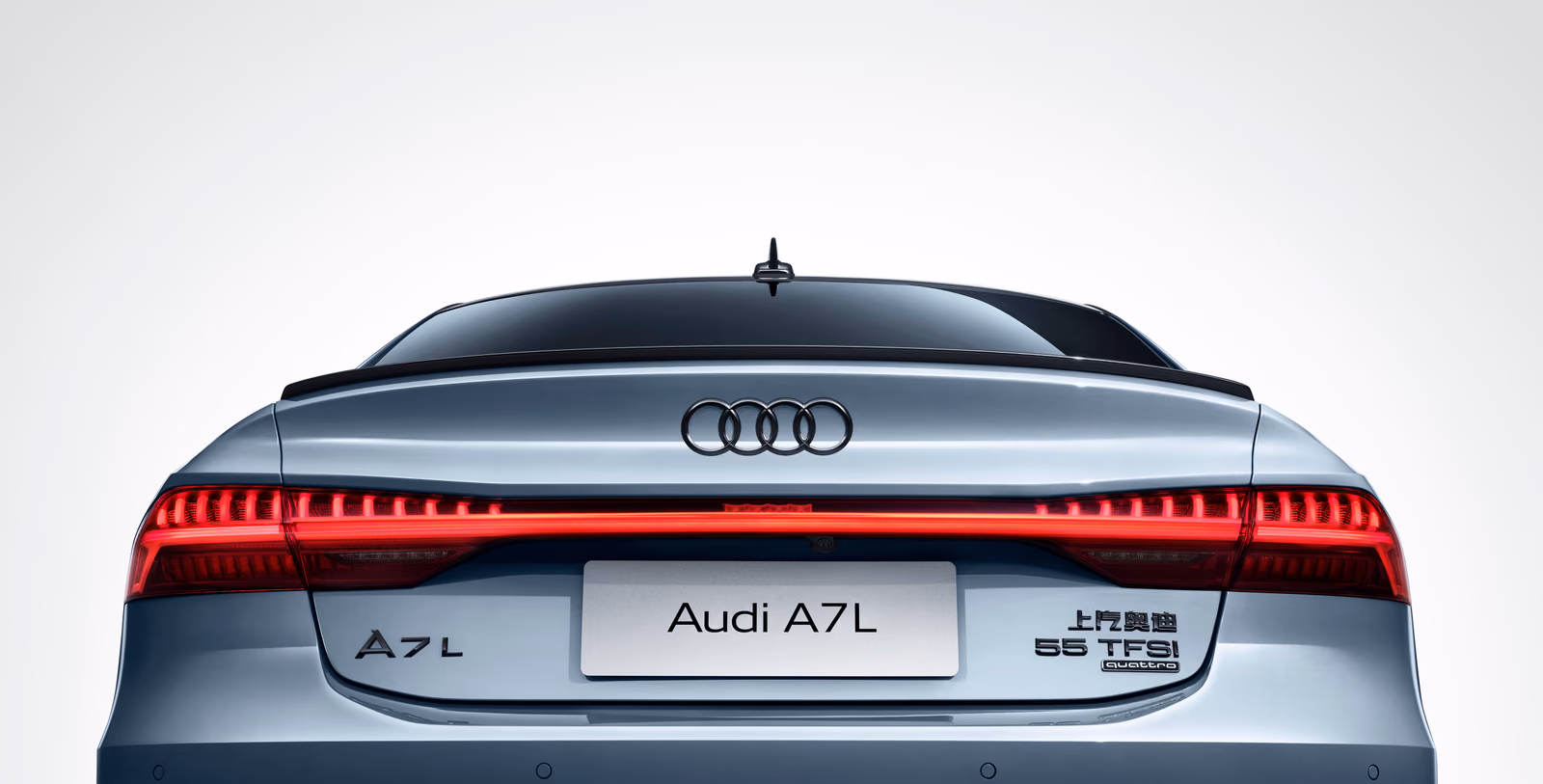 Задняя часть Audi A7L со сплошной световой полосой