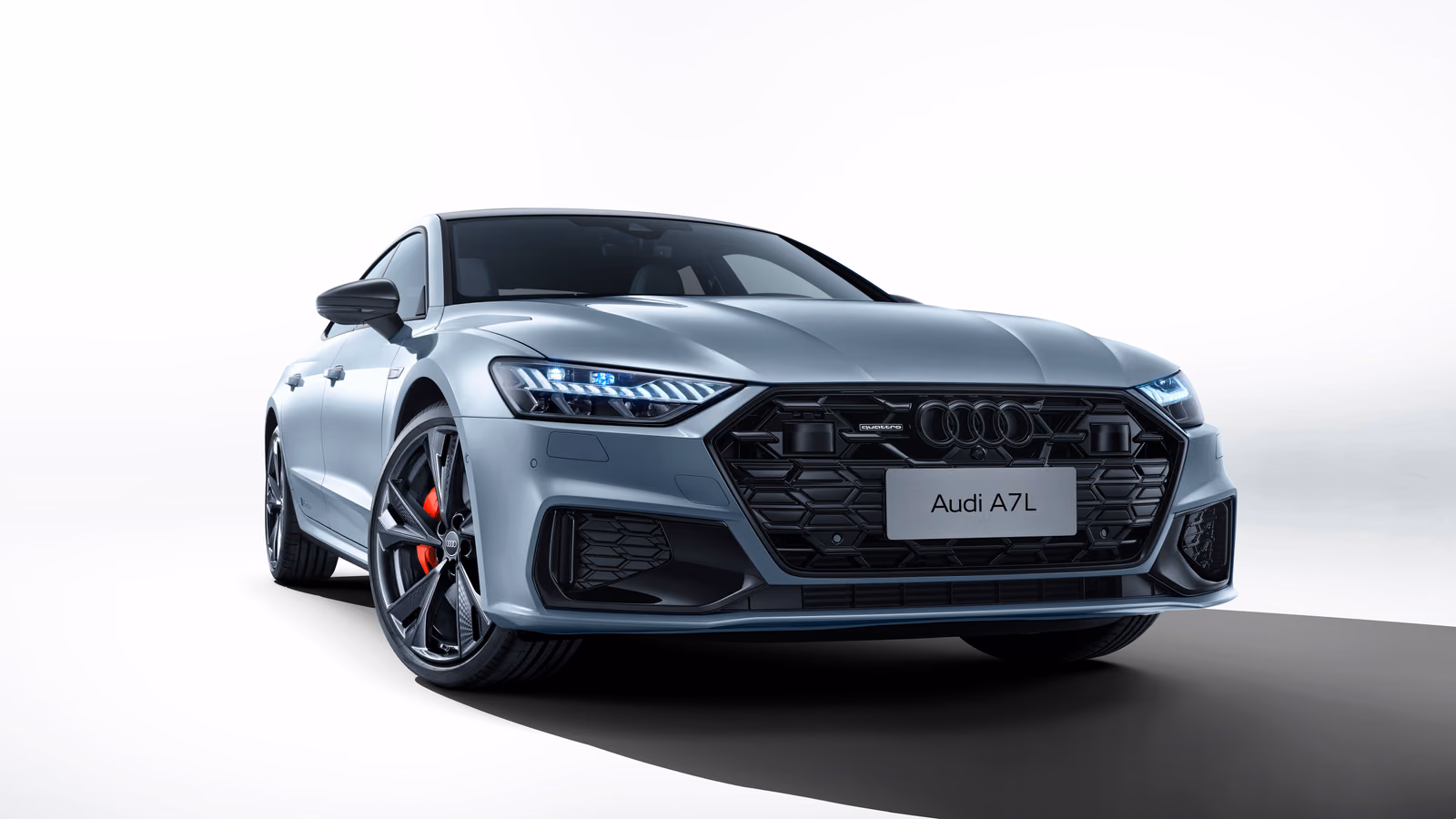 Серый Audi A7L в переднем ракурсе